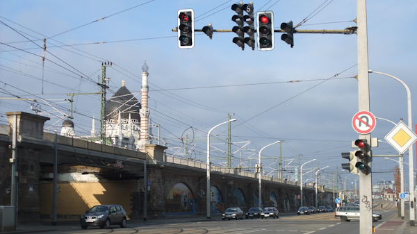 An mehreren Kreuzungen in Dresden werden Ampeln getestet, die ihre Rot- und Grünphasen an das tatsächliche Verkehrsaufkommen anpassen.