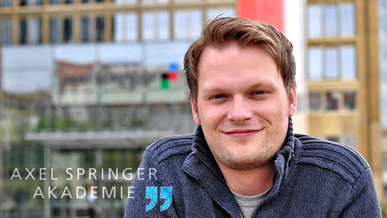 Ex-Medienstudent Oliver Schmidt vor dem Gebäude der Axel Springer Akademie.