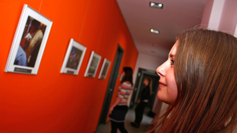 Mitweidaer Studenten begutachten die Ausstellung.