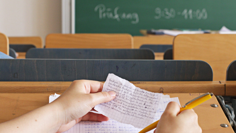 Viele Studenten helfen sich mit einem Spicker aus. Welche Gefahren stecken dahinter?