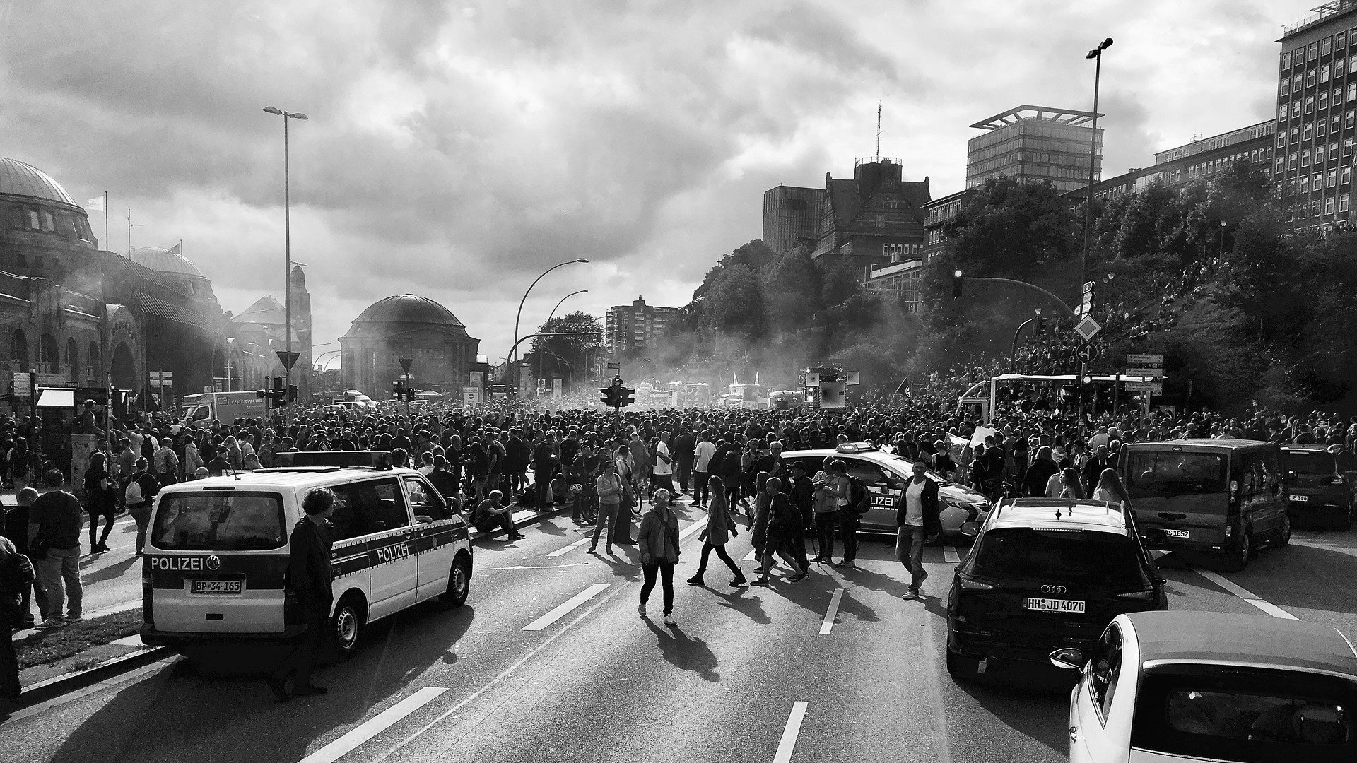 Protest_16_9_AlexG_mmde_3