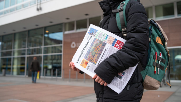 Student mit Zeitschrift