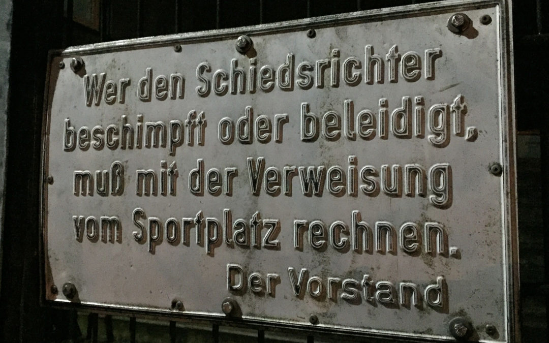 Schiedsrichter im Mittelpunkt der Aggression