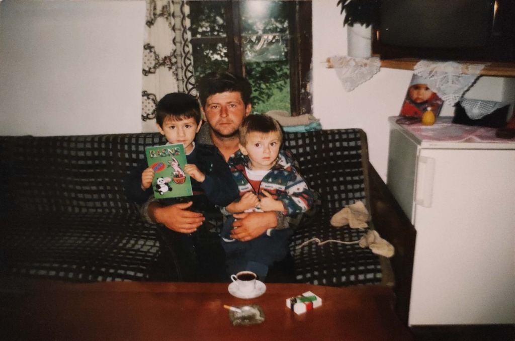 Enis (links) mit seinem Vater und kleinen Bruder in Bijelo Polje, Montenegro