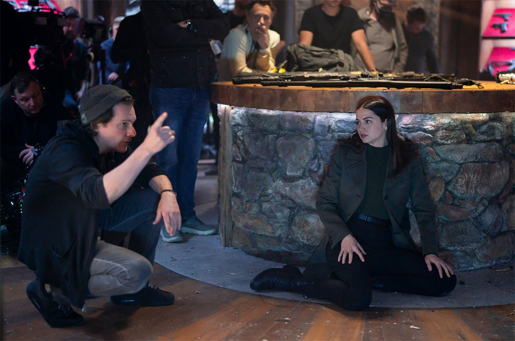 Ana de Armas bekommt den Ablauf einer Szene vom Regisseur Len Wiseman beschrieben