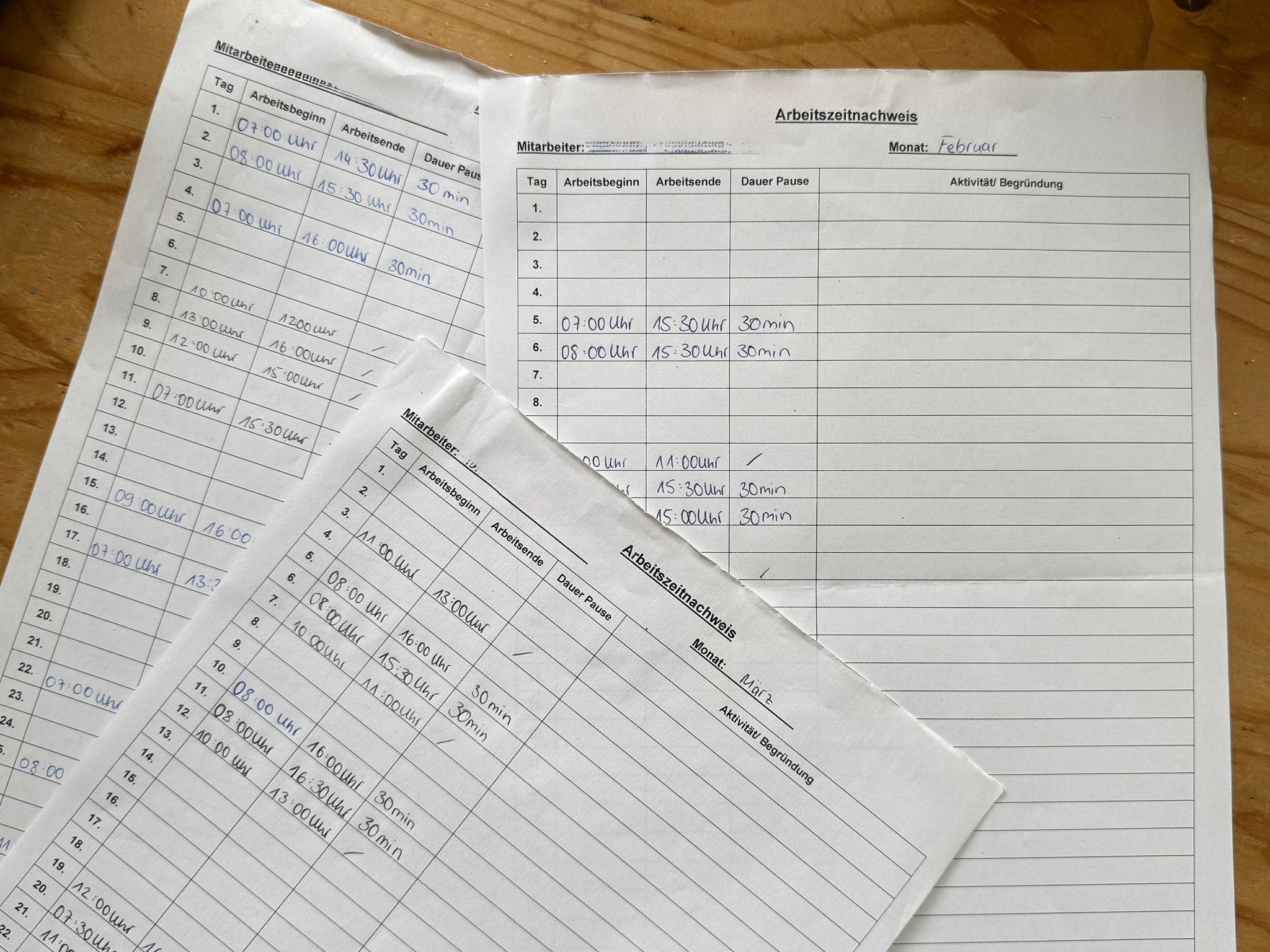 Bild Arbeitszeitnachweis Arbeitsstunden neben dem Studium