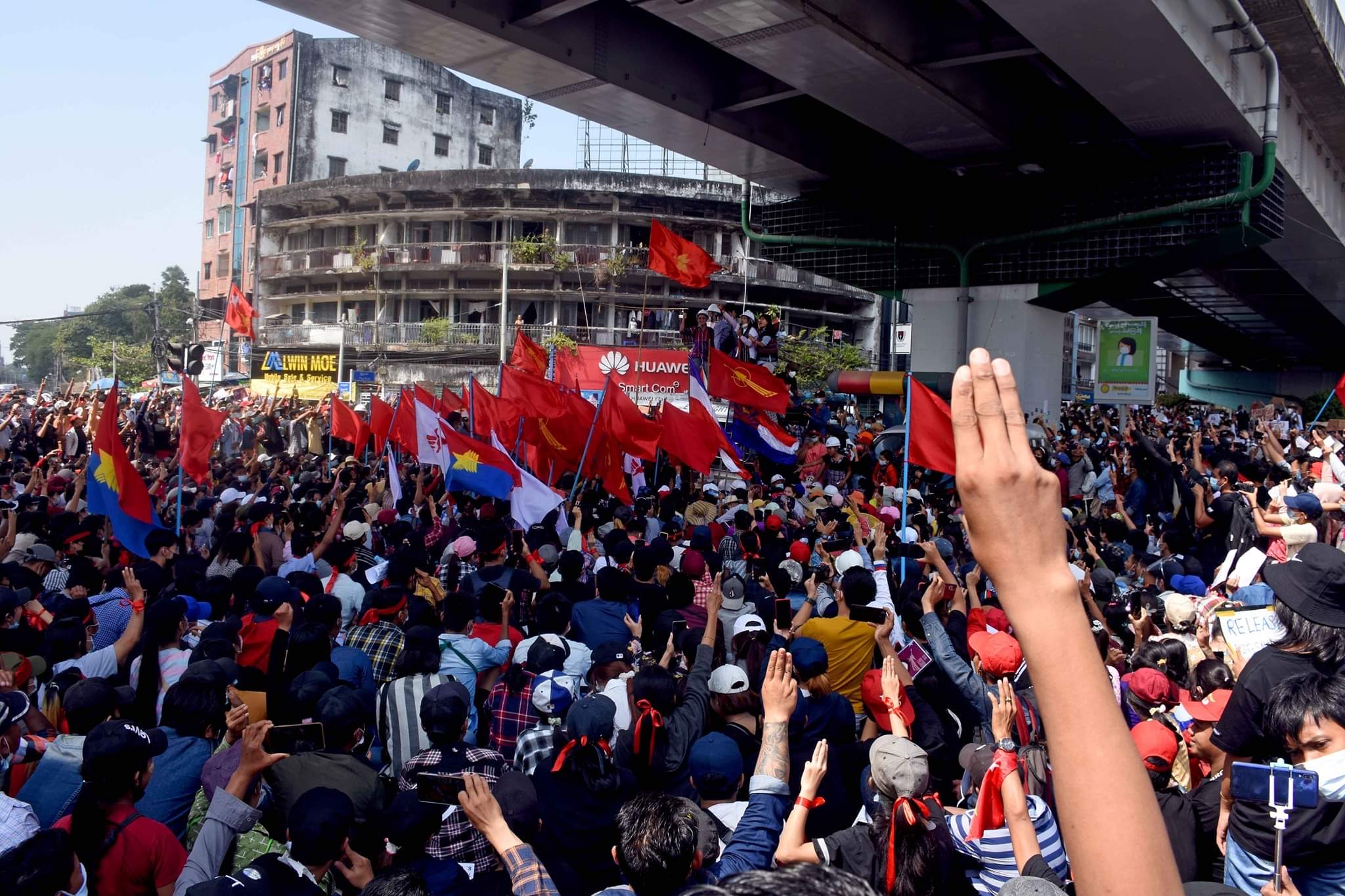 Myanmar-Proteste Auf dem Bild erkennt man Protestierende Menschen, die in Myanmar in 2021 das Handzeichen aus den Hungerspielen benutzen