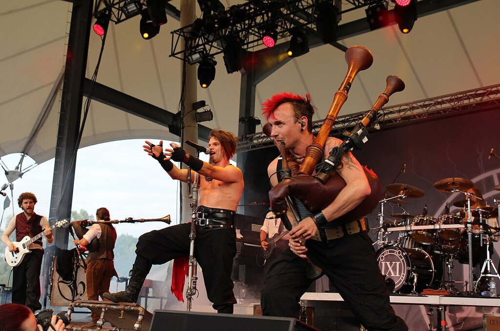 Zwei Mitglieder der Band "Saltatio Mortis" bei einem Auftritt auf dem Blackfield Festival im jahr 2014. Man sieht zwei Mitglieder der Band. Einer spielt Dudelsack, der andere singt.