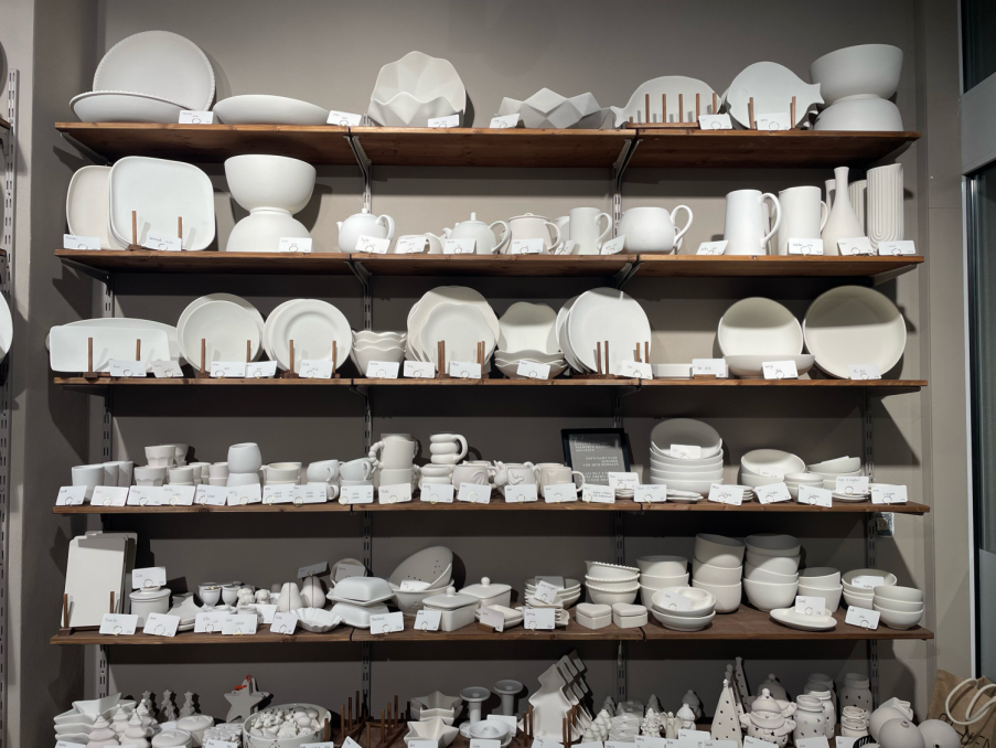 Regal voller Keramik-Rohlinge im Chi Em