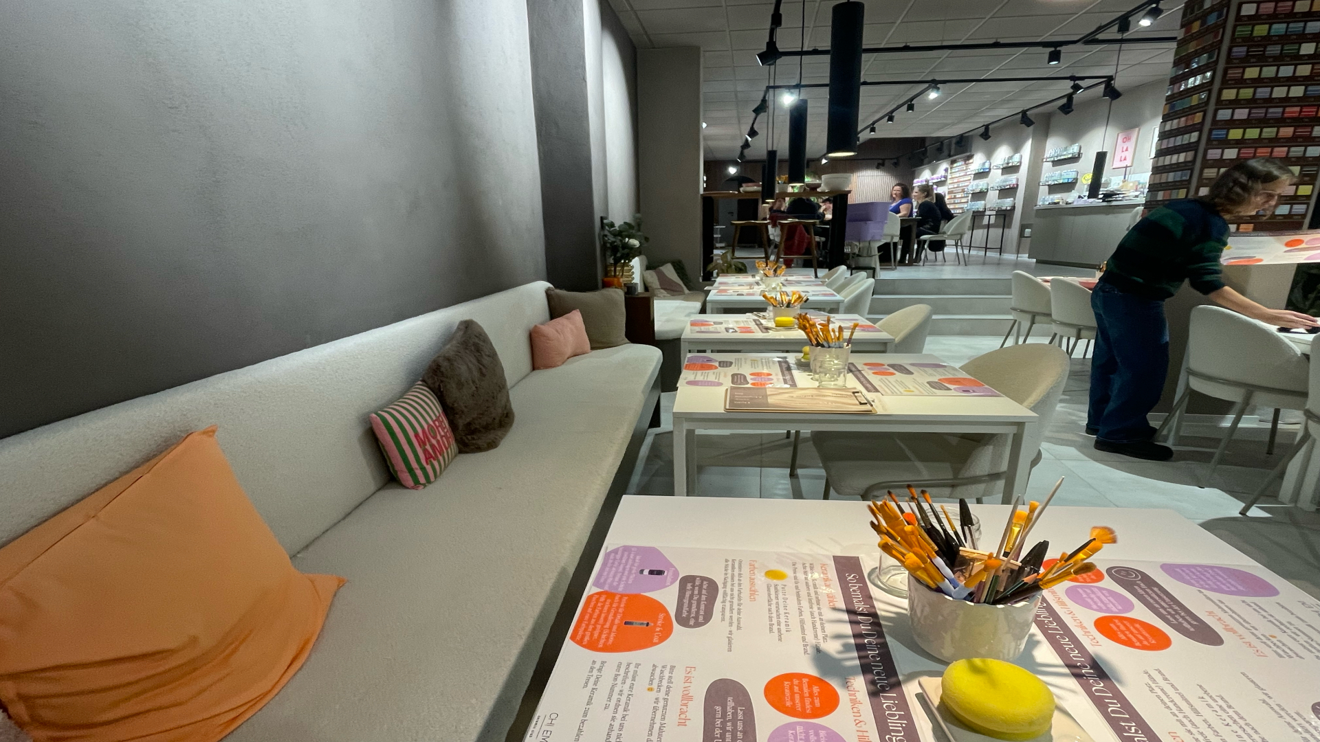 Die Inneneinrichtung des Keramikaldens Chi Em un Mittweida