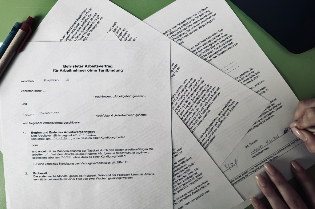 Symbolischer befristeter Arbeitsvertrag, dem viele wissenschatliche Mitarbeitende deutscher Hochschulen ausgesetzt sind