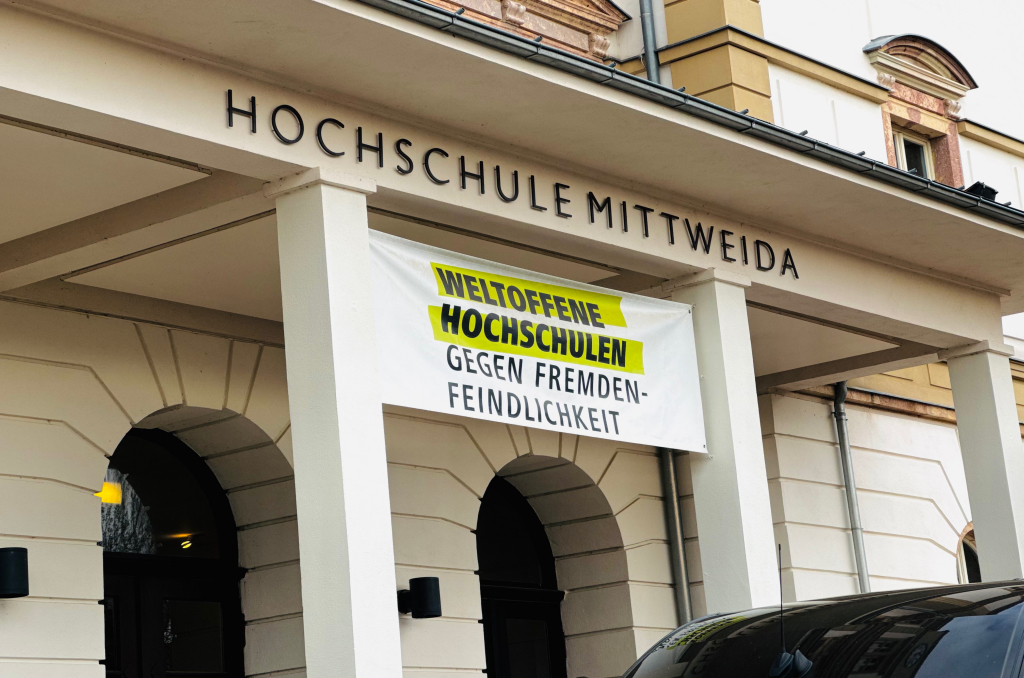 Am Haus 1 der Hochschule Mittweida hängt ein Banner der Aktion "Weltoffene Hochschulen"