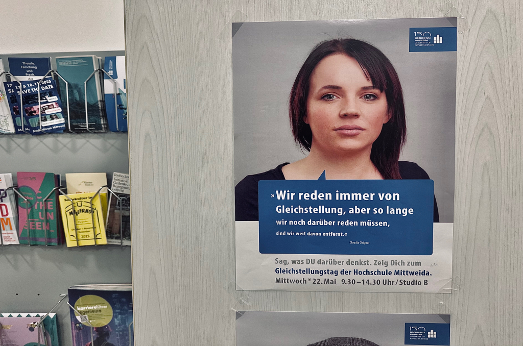 Im Haus 39 der Hochschule Mittweida hängen Plakate anlässlich des Gleichstellungstages